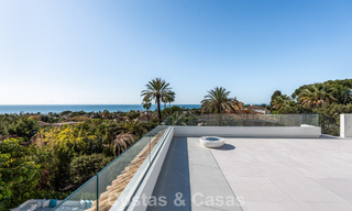 Villa lujosamente renovada en venta a dos pasos de la playa en Marbella Este 776416 