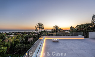 Villa lujosamente renovada en venta a dos pasos de la playa en Marbella Este 776417 