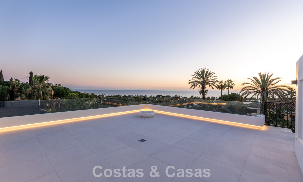 Villa lujosamente renovada en venta a dos pasos de la playa en Marbella Este 776418