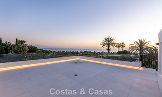 Villa lujosamente renovada en venta a dos pasos de la playa en Marbella Este 776418 