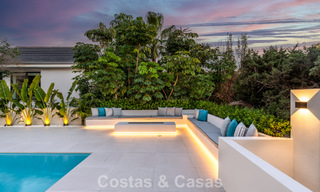 Villa lujosamente renovada en venta a dos pasos de la playa en Marbella Este 776419 