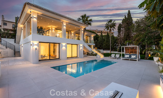 Villa lujosamente renovada en venta a dos pasos de la playa en Marbella Este 776420 