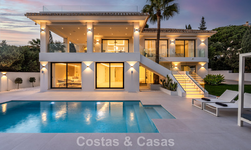Villa lujosamente renovada en venta a dos pasos de la playa en Marbella Este 776421