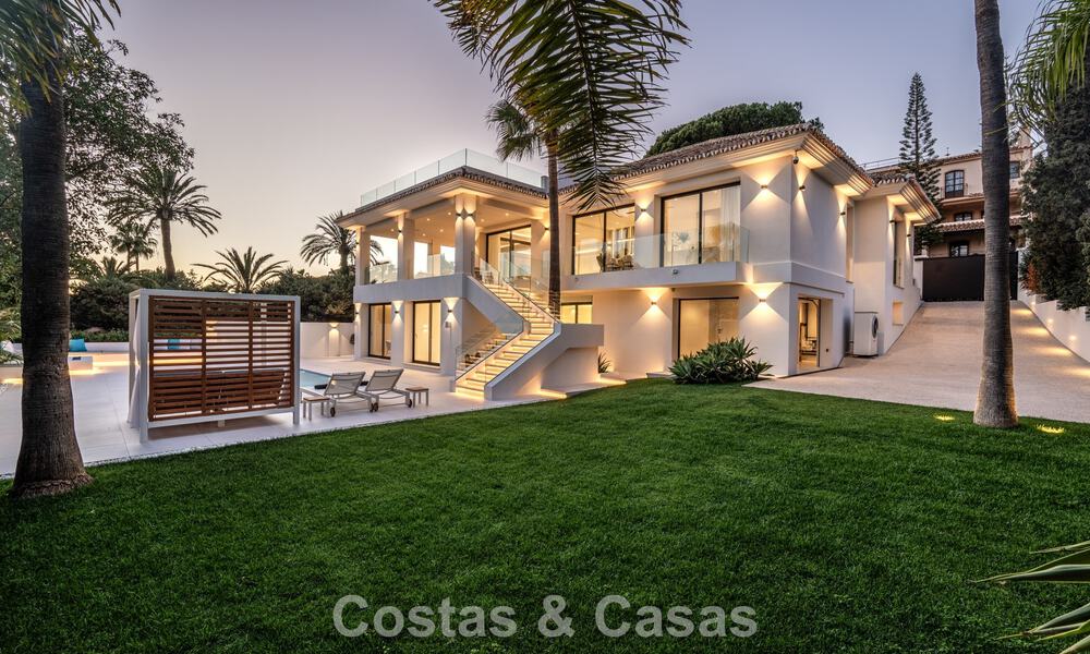 Villa lujosamente renovada en venta a dos pasos de la playa en Marbella Este 776422