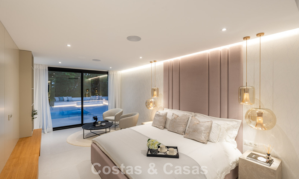 Villa lujosamente renovada en venta a dos pasos de la playa en Marbella Este 776424