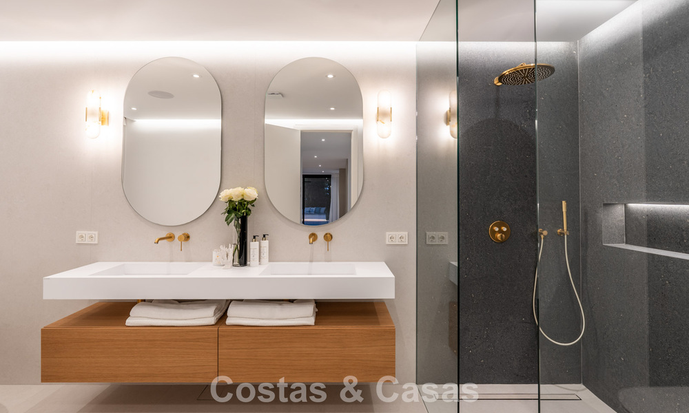 Villa lujosamente renovada en venta a dos pasos de la playa en Marbella Este 776425