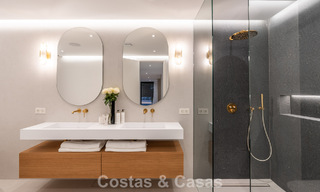 Villa lujosamente renovada en venta a dos pasos de la playa en Marbella Este 776425 