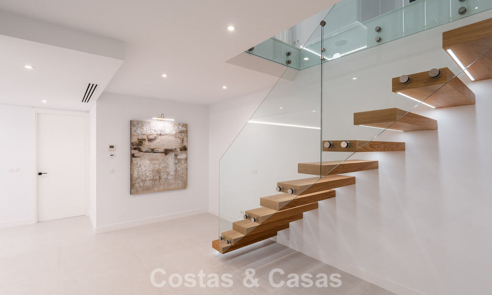 Villa lujosamente renovada en venta a dos pasos de la playa en Marbella Este 776426