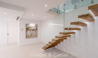 Villa lujosamente renovada en venta a dos pasos de la playa en Marbella Este 776426 