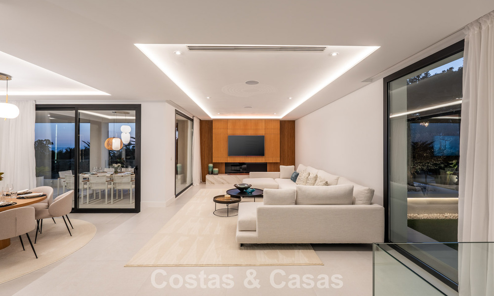 Villa lujosamente renovada en venta a dos pasos de la playa en Marbella Este 776427