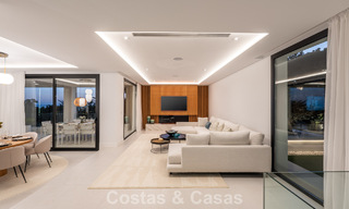 Villa lujosamente renovada en venta a dos pasos de la playa en Marbella Este 776427 