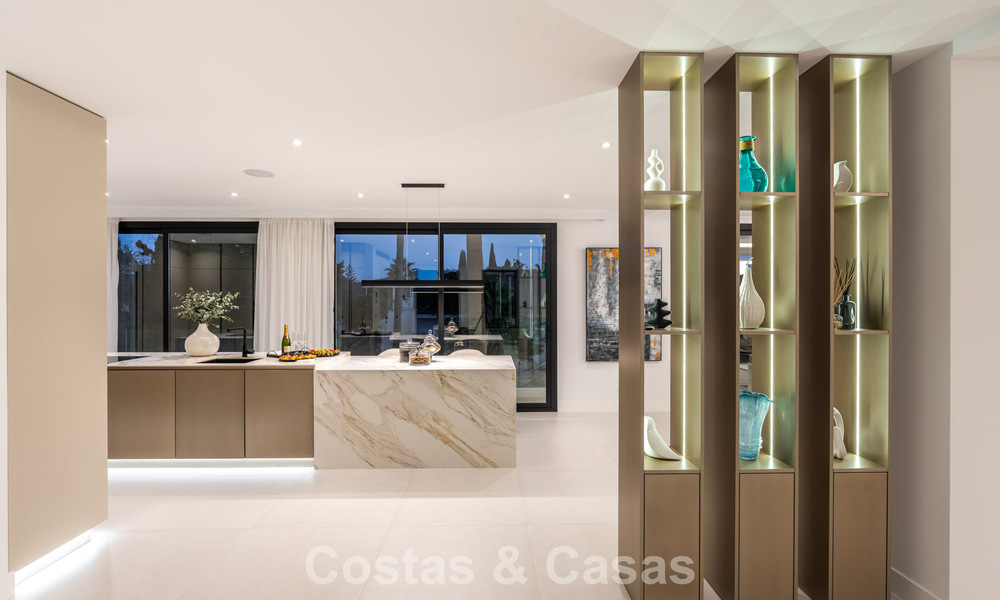 Villa lujosamente renovada en venta a dos pasos de la playa en Marbella Este 776429