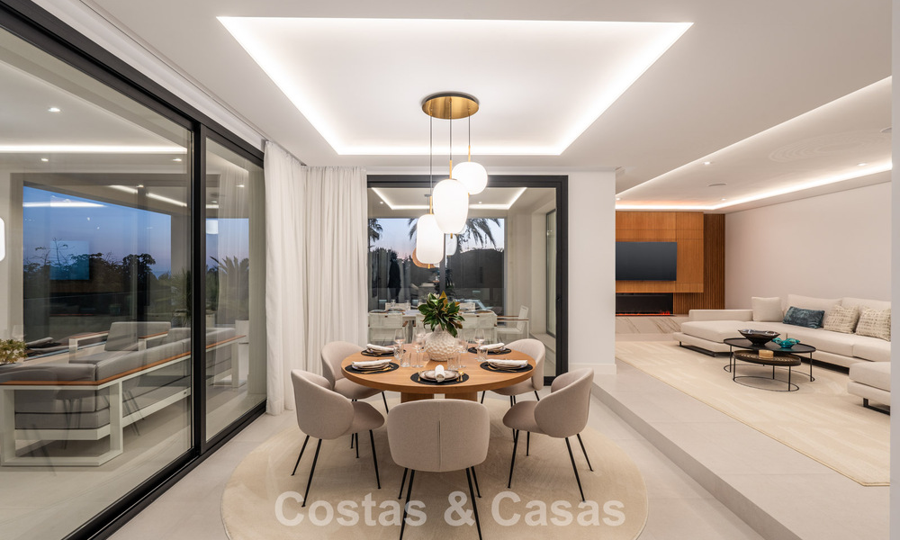 Villa lujosamente renovada en venta a dos pasos de la playa en Marbella Este 776430