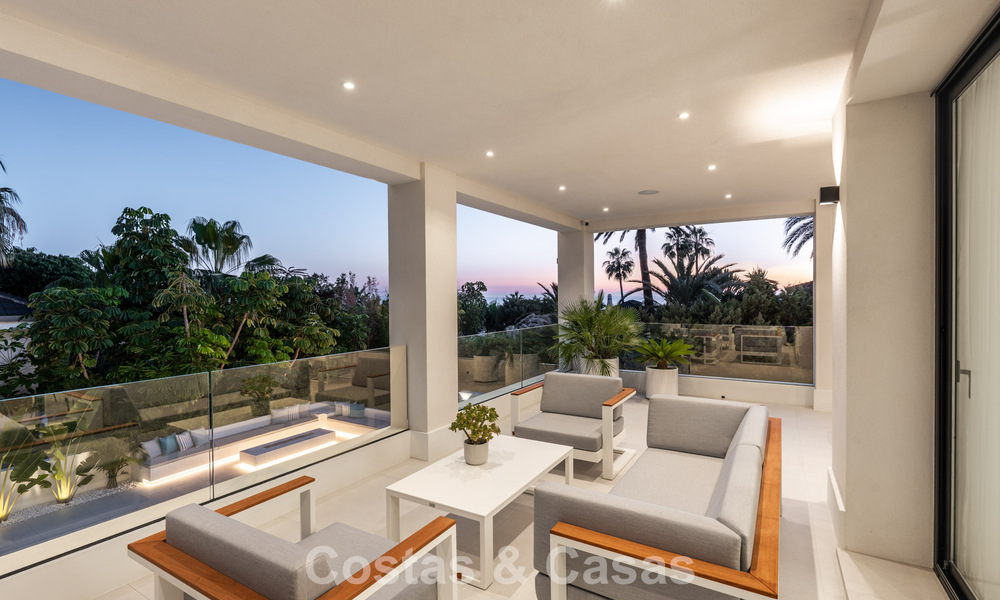 Villa lujosamente renovada en venta a dos pasos de la playa en Marbella Este 776431