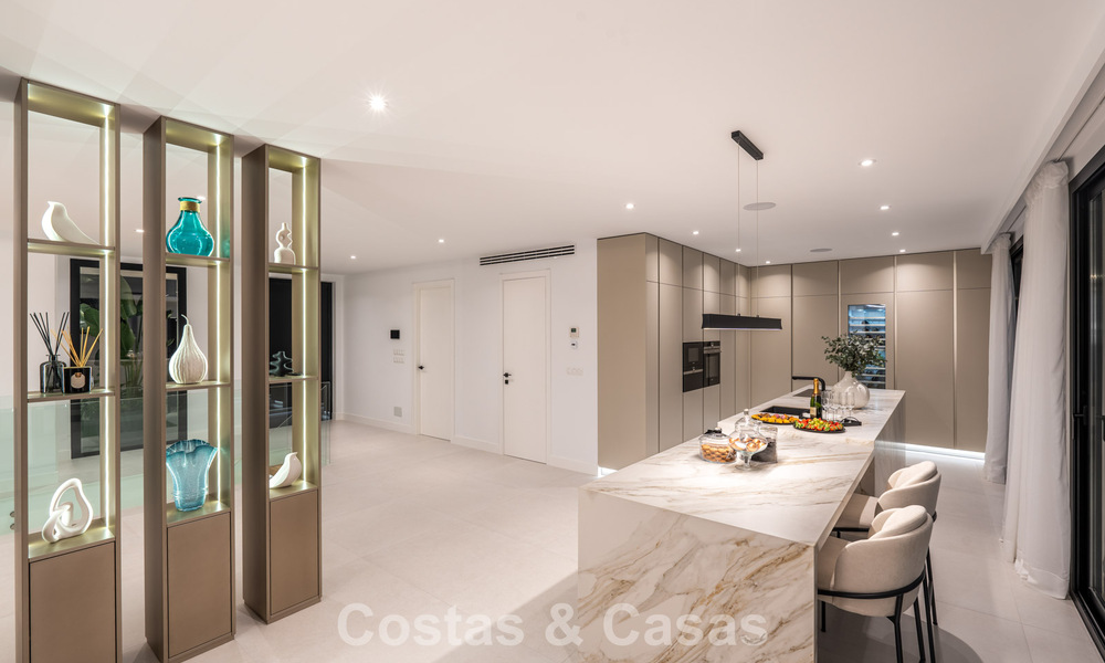 Villa lujosamente renovada en venta a dos pasos de la playa en Marbella Este 776432