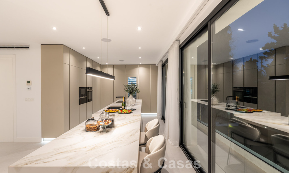 Villa lujosamente renovada en venta a dos pasos de la playa en Marbella Este 776433