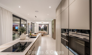 Villa lujosamente renovada en venta a dos pasos de la playa en Marbella Este 776434 