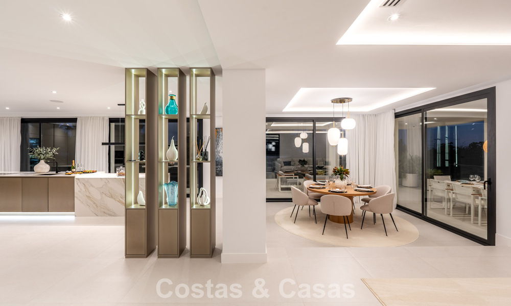 Villa lujosamente renovada en venta a dos pasos de la playa en Marbella Este 776435