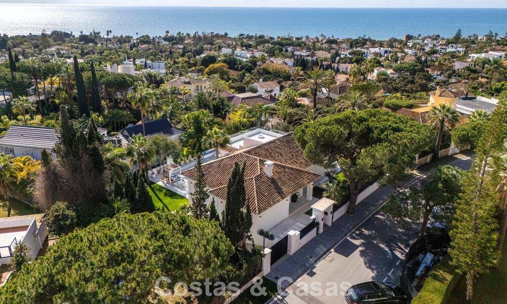 Villa lujosamente renovada en venta a dos pasos de la playa en Marbella Este 776437