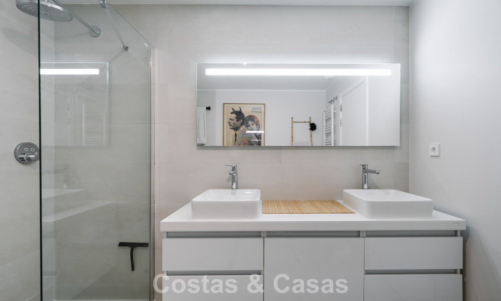 Casa adosada en venta, en primera línea de golf, en una comunidad cerrada de Sotogrande, Costa del Sol 775986