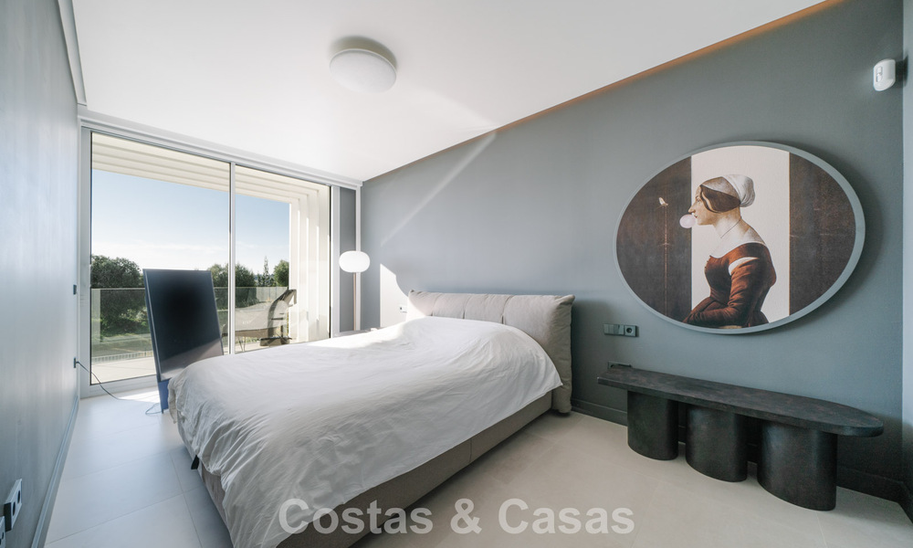 Casa adosada en venta, en primera línea de golf, en una comunidad cerrada de Sotogrande, Costa del Sol 775987