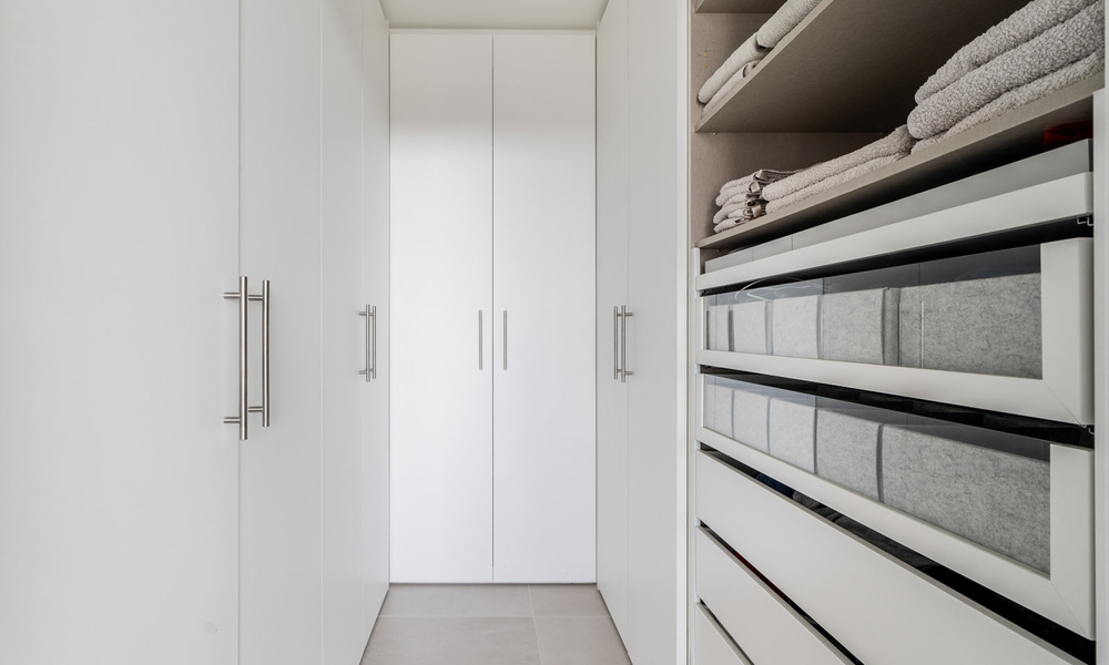 Casa adosada en venta, en primera línea de golf, en una comunidad cerrada de Sotogrande, Costa del Sol 775988