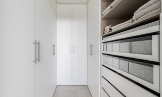 Casa adosada en venta, en primera línea de golf, en una comunidad cerrada de Sotogrande, Costa del Sol 775988 