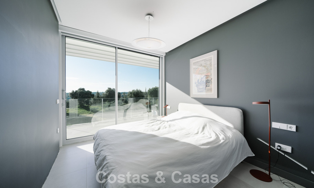 Casa adosada en venta, en primera línea de golf, en una comunidad cerrada de Sotogrande, Costa del Sol 775989