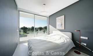 Casa adosada en venta, en primera línea de golf, en una comunidad cerrada de Sotogrande, Costa del Sol 775989 