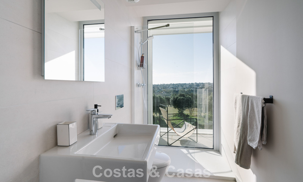 Casa adosada en venta, en primera línea de golf, en una comunidad cerrada de Sotogrande, Costa del Sol 775990