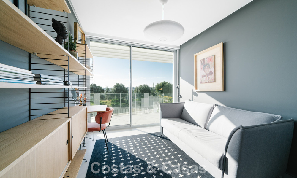 Casa adosada en venta, en primera línea de golf, en una comunidad cerrada de Sotogrande, Costa del Sol 775991