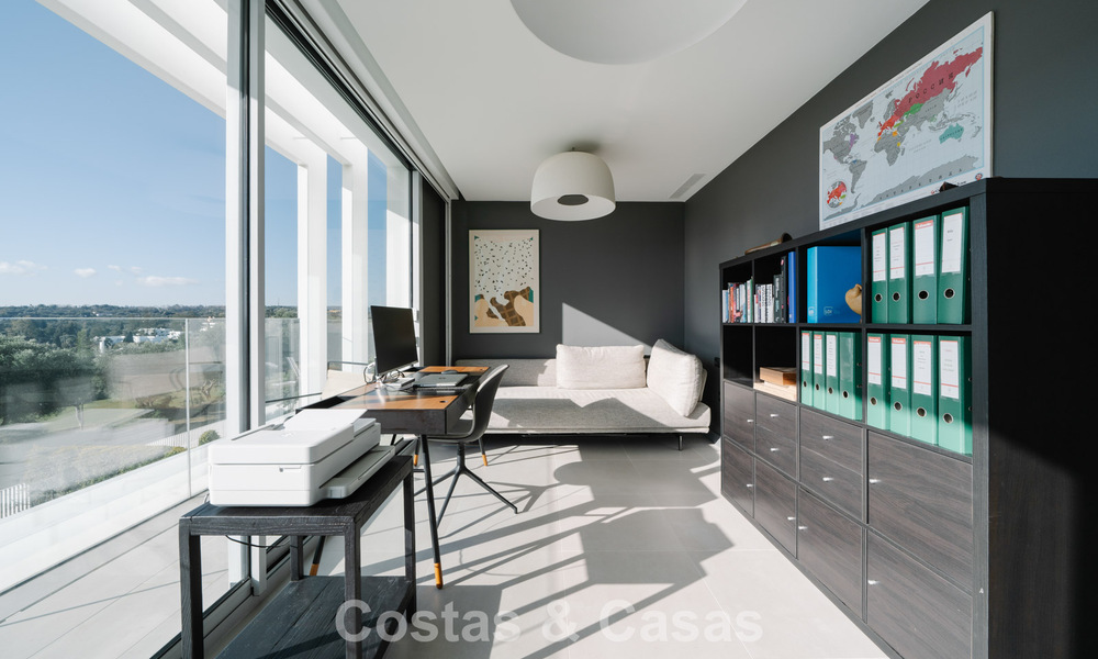 Casa adosada en venta, en primera línea de golf, en una comunidad cerrada de Sotogrande, Costa del Sol 775992