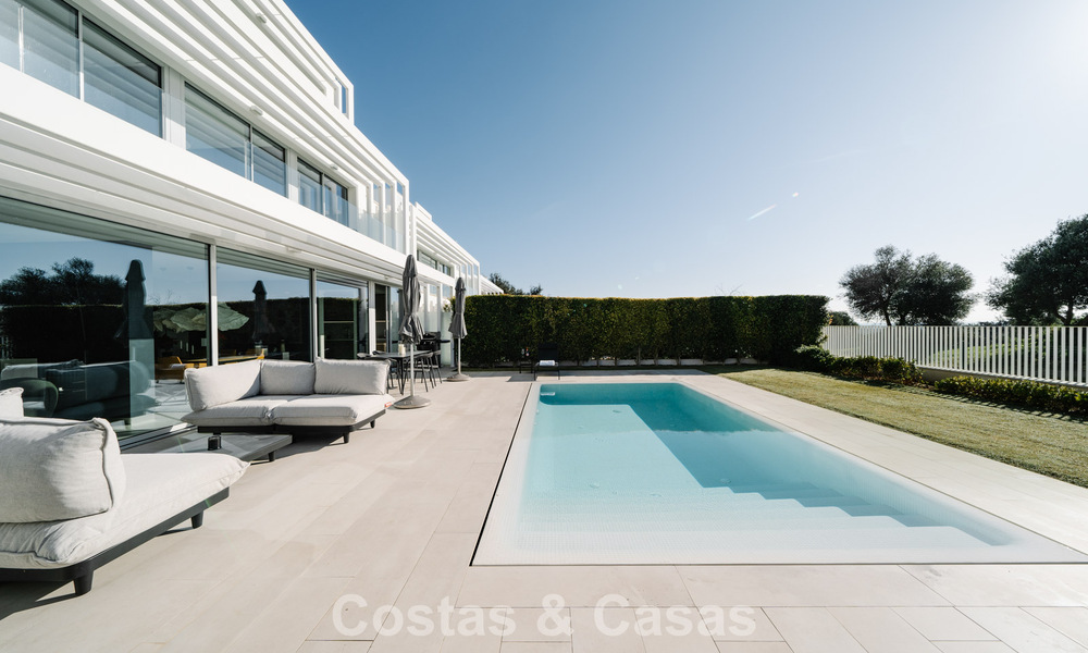 Casa adosada en venta, en primera línea de golf, en una comunidad cerrada de Sotogrande, Costa del Sol 775993