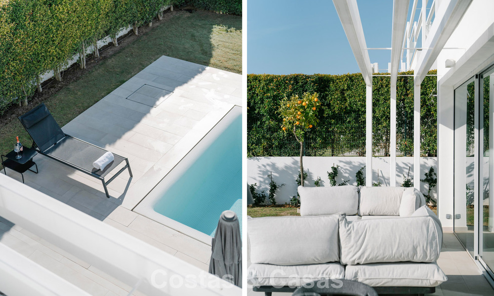 Casa adosada en venta, en primera línea de golf, en una comunidad cerrada de Sotogrande, Costa del Sol 775994