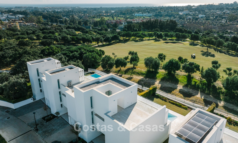 Casa adosada en venta, en primera línea de golf, en una comunidad cerrada de Sotogrande, Costa del Sol 775997