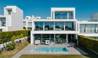 Casa adosada en venta, en primera línea de golf, en una comunidad cerrada de Sotogrande, Costa del Sol 775998 