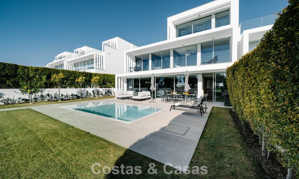 Casa adosada en venta, en primera línea de golf, en una comunidad cerrada de Sotogrande, Costa del Sol 775999