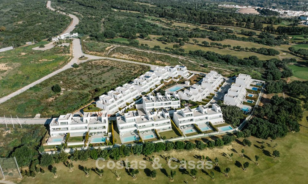 Casa adosada en venta, en primera línea de golf, en una comunidad cerrada de Sotogrande, Costa del Sol 776000