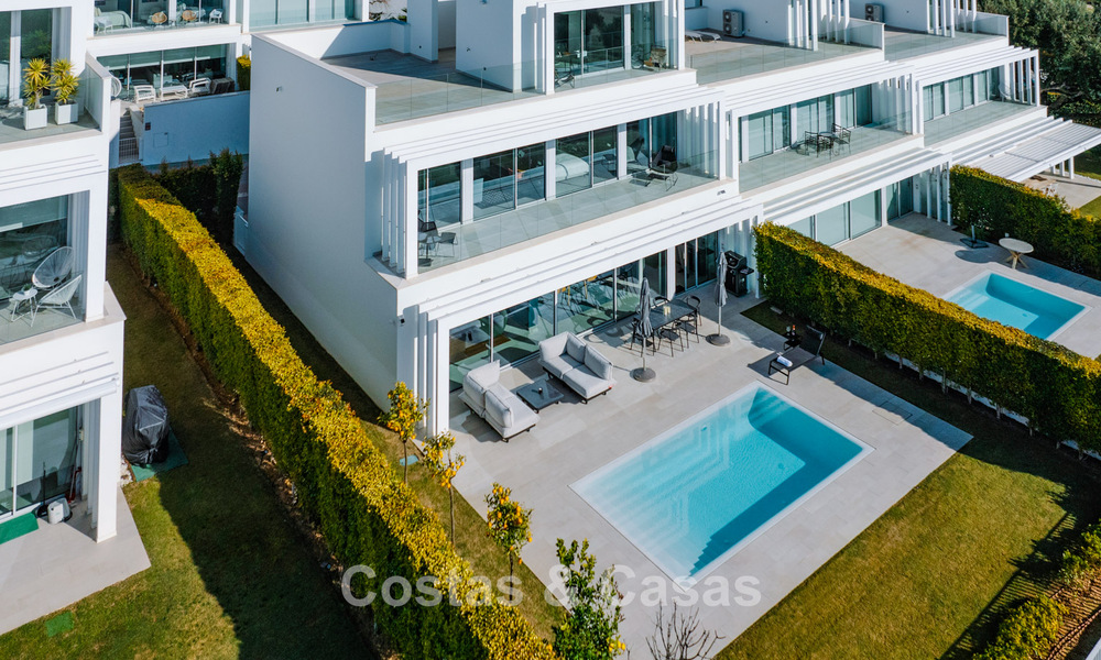 Casa adosada en venta, en primera línea de golf, en una comunidad cerrada de Sotogrande, Costa del Sol 776001