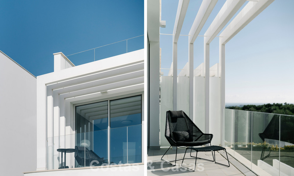 Casa adosada en venta, en primera línea de golf, en una comunidad cerrada de Sotogrande, Costa del Sol 776002