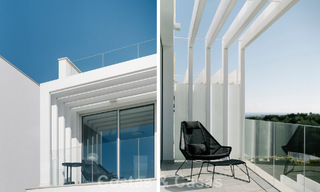 Casa adosada en venta, en primera línea de golf, en una comunidad cerrada de Sotogrande, Costa del Sol 776002 