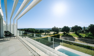 Casa adosada en venta, en primera línea de golf, en una comunidad cerrada de Sotogrande, Costa del Sol 776003 