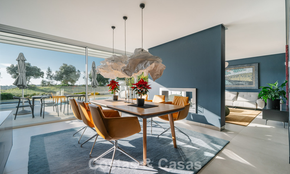 Casa adosada en venta, en primera línea de golf, en una comunidad cerrada de Sotogrande, Costa del Sol 776006