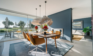 Casa adosada en venta, en primera línea de golf, en una comunidad cerrada de Sotogrande, Costa del Sol 776006 