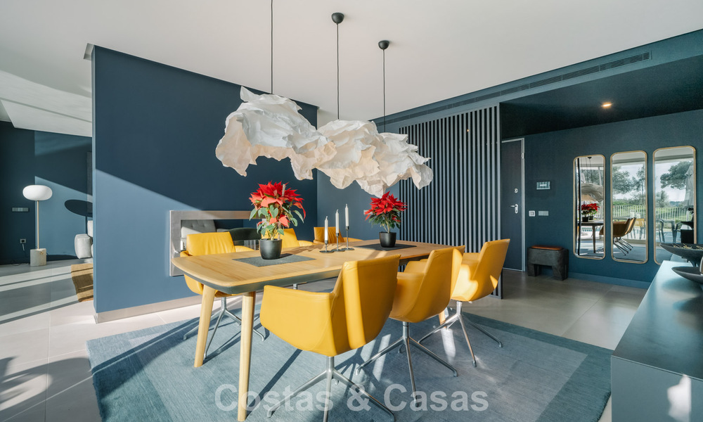 Casa adosada en venta, en primera línea de golf, en una comunidad cerrada de Sotogrande, Costa del Sol 776008