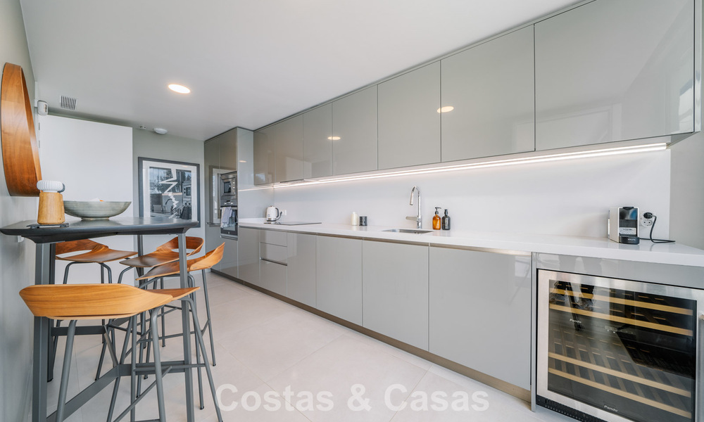 Casa adosada en venta, en primera línea de golf, en una comunidad cerrada de Sotogrande, Costa del Sol 776010