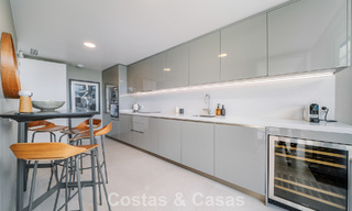 Casa adosada en venta, en primera línea de golf, en una comunidad cerrada de Sotogrande, Costa del Sol 776010 