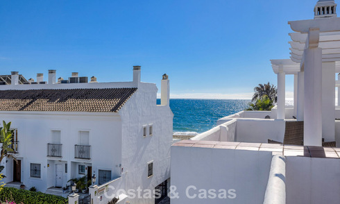 Amplia casa adosada en venta en un complejo en primera línea de playa en la Nueva Milla de Oro entre Marbella y Estepona 776012