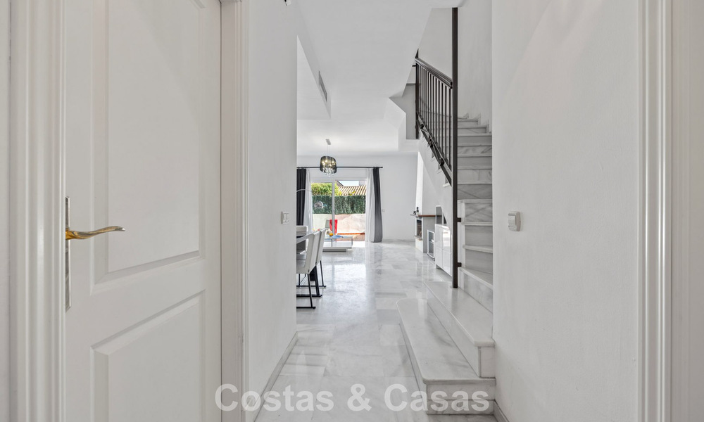 Amplia casa adosada en venta en un complejo en primera línea de playa en la Nueva Milla de Oro entre Marbella y Estepona 776013
