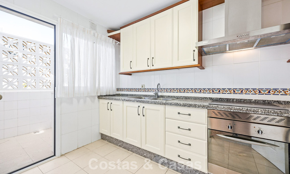 Amplia casa adosada en venta en un complejo en primera línea de playa en la Nueva Milla de Oro entre Marbella y Estepona 776015